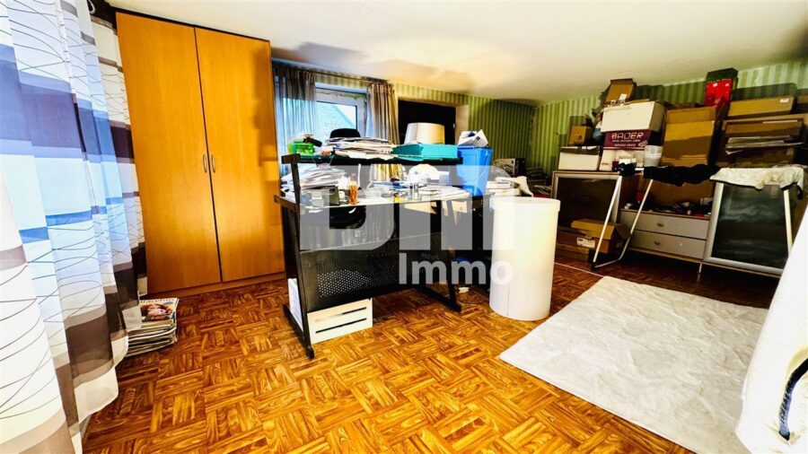 Wohnhausensemble auf großem Grundstück mit Nebengebäuden als langfristige Kapitalanlage - Hinterhaus OG Schlafzimmer / Kinderzimmer / Büro